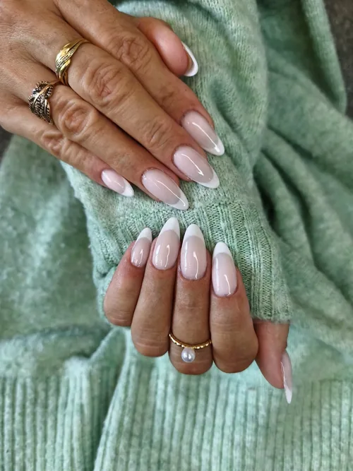 French blanche classique sur ongles amande longs, réalisée à domicile par Nessa